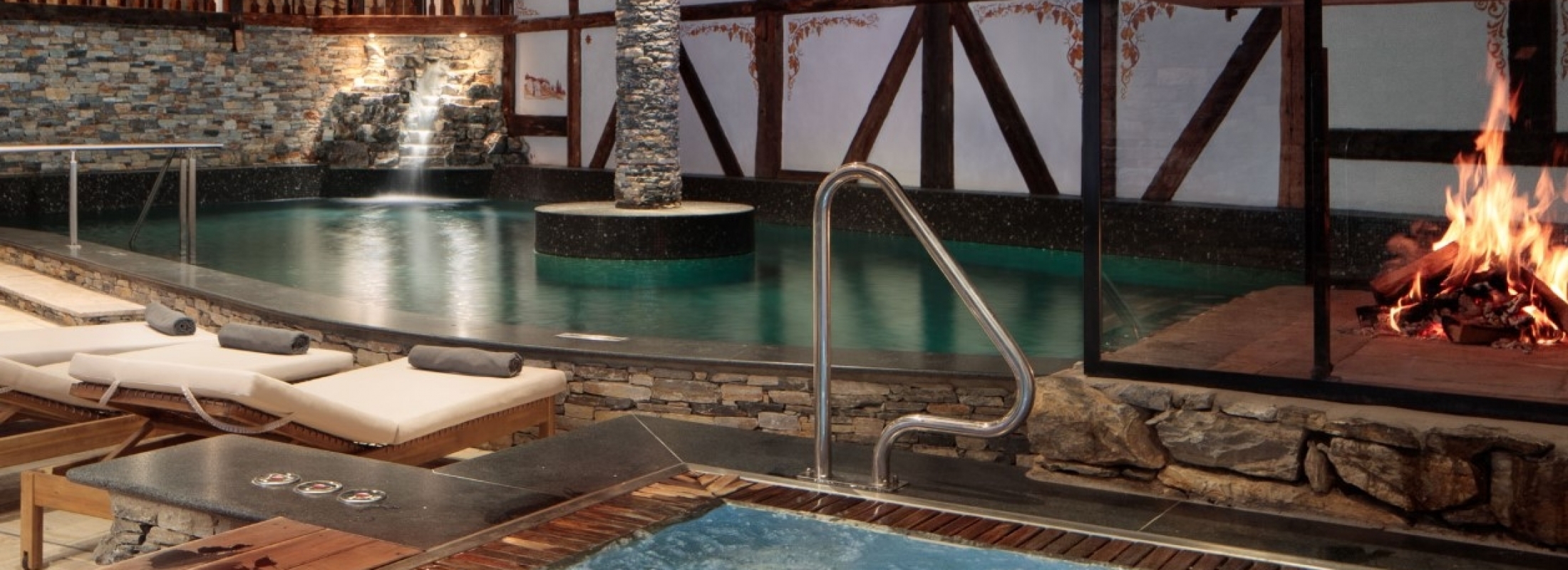 Piscine chauff&eacute;e avec chemin&eacute;e